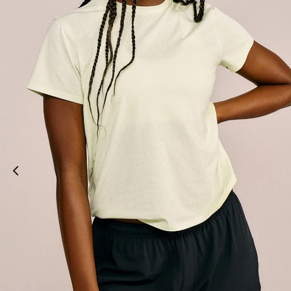 Outdoor Voices thinkfast mesh short sleeve tee in pistachio - Picture 2 of 9